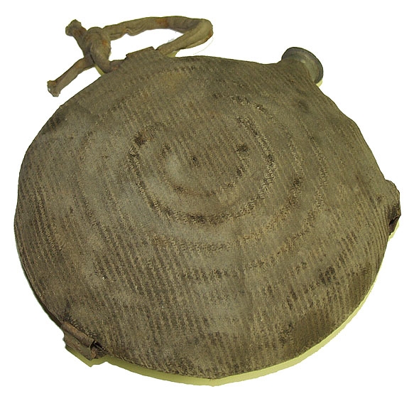 CIVIL WAR FEDERAL MODEL 1858 'BULLSEYE' CANTEEN IN VERY GOOD CONDITION