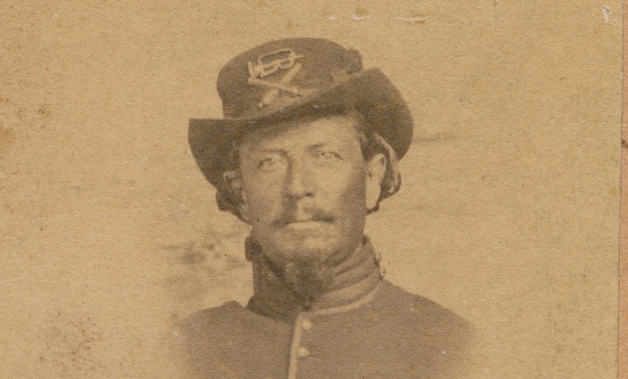 DEAD LETTER OFFICE CDV - UNION ARTILLERYMAN WITH ODD HAT INSIGNIA ...