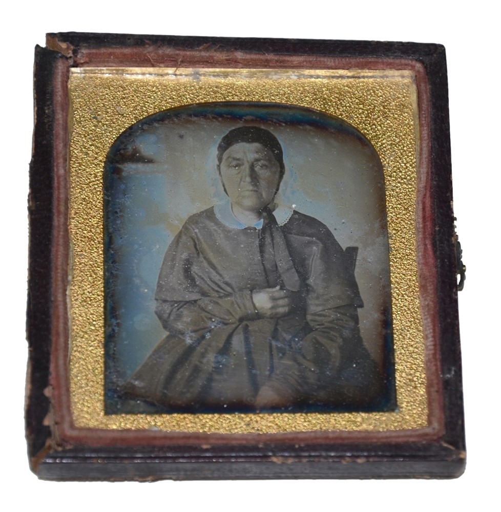 SIXTH PLATE DAGUERREOTYPE OF WOMAN