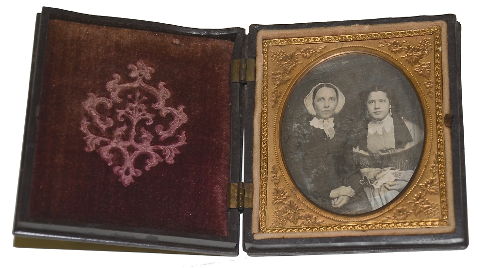 SIXTH PLATE DAGUERREOTYPE OF MOTHER & DAUGHTER