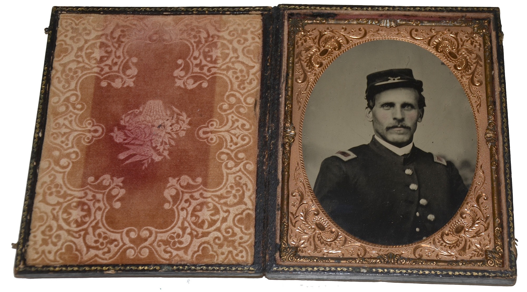 CRYSTAL CLEAR HALF-PLATE TINTYPE OF AN ARTILLERY SECOND LIEUTENANT