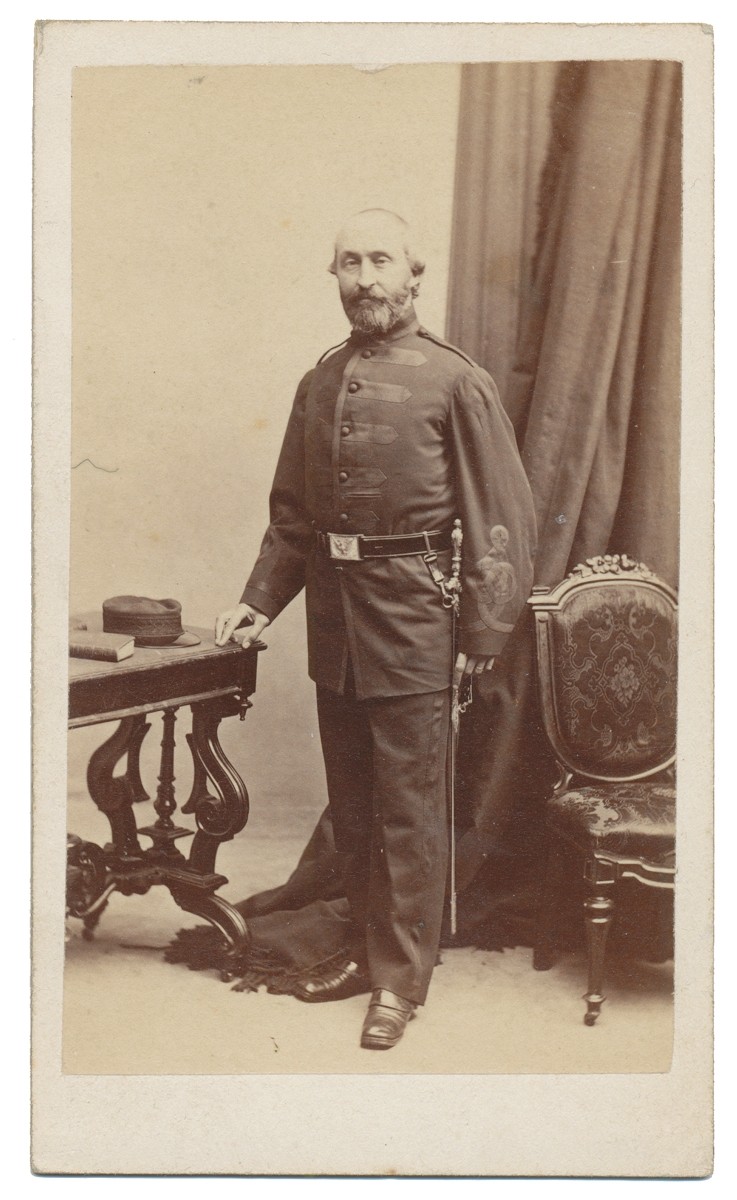 INTERESTING CDV OF US MEDICAL OFFICER IN ENGLISH STYLE UNIFORM