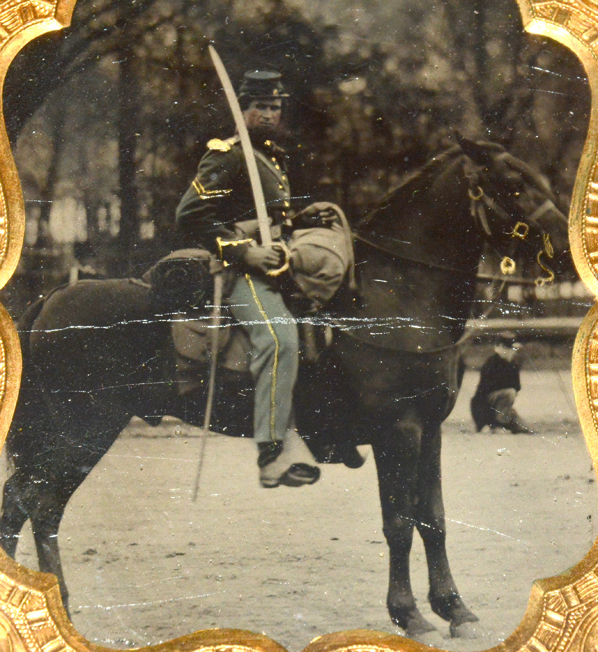 GREAT OUTDOOR VIEW OF MOUNTED ARMED UNION CAVALRYMAN IN UNION CASE