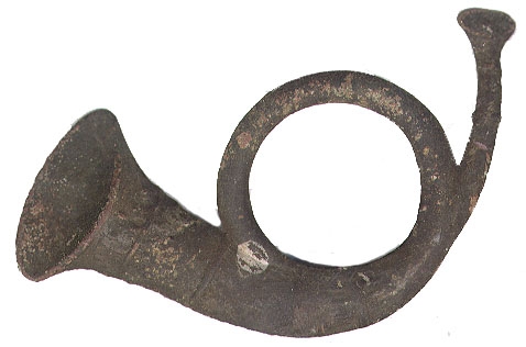 EXCAVATED BRASS INFANTRY BUGLE INSIGNIA IN GOOD RELIC CONDITION