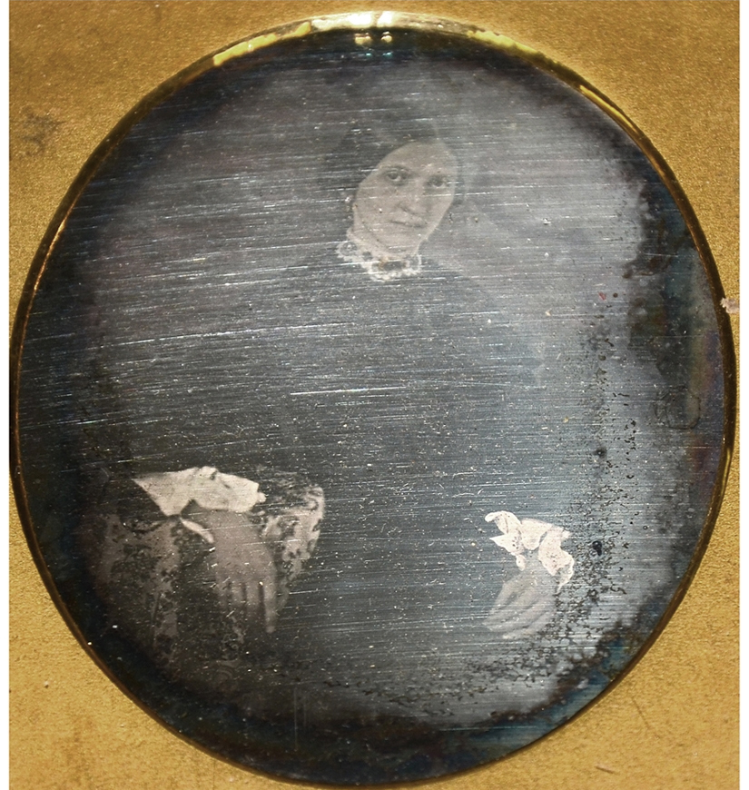 SIXTH PLATE DAGUERREOTYPE OF WOMAN
