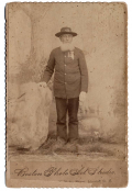 CABINET CARD PHOTO OF A GAR VETERAN ATTRIBUTED TO BE 25TH CONNECTICUT SOLDIER -POSSIBLE MISSING FINGER 