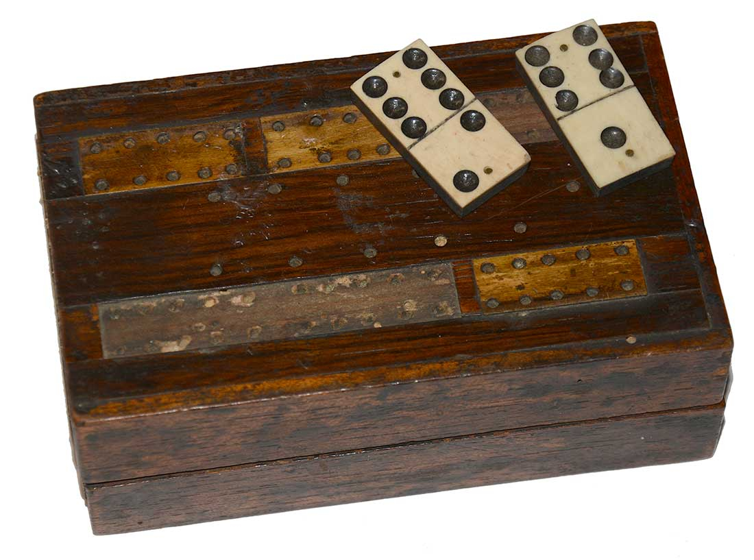 19th CENTURY FOLDING WOODEN CRIBBAGE BOARD WITH SET OF DOMINOES – ONE TILE MISSING