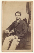 US CIVIL WAR THREE-QUARTER SEATED VIEW OF AN INJURED UNION SOLDIER