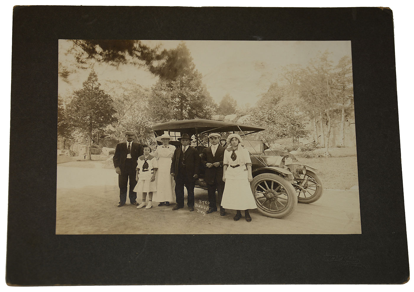 EARLY 20TH CENTURY PHOTO BY TIPTON OF A FAMILY AT DEVIL’S DEN