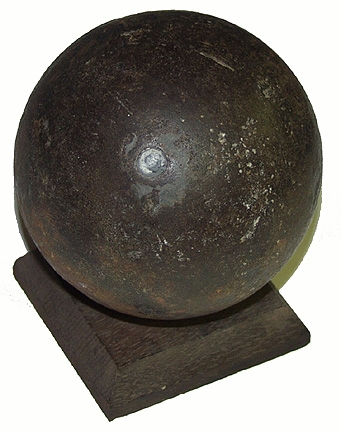 U.S. 4.52 INCH 12-POUND SPHERICAL SHOT USED AS A FARM WEIGHT - FOUND ON LITTLE ROUND TOP, GETTYSBURG / GEISELMAN COLLECTION