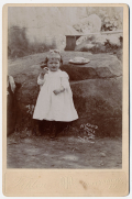 TIPTON GETTYSBURG CABINET CARD PHOTO – LITTLE GIRL AT DEVIL’S DEN, 1905