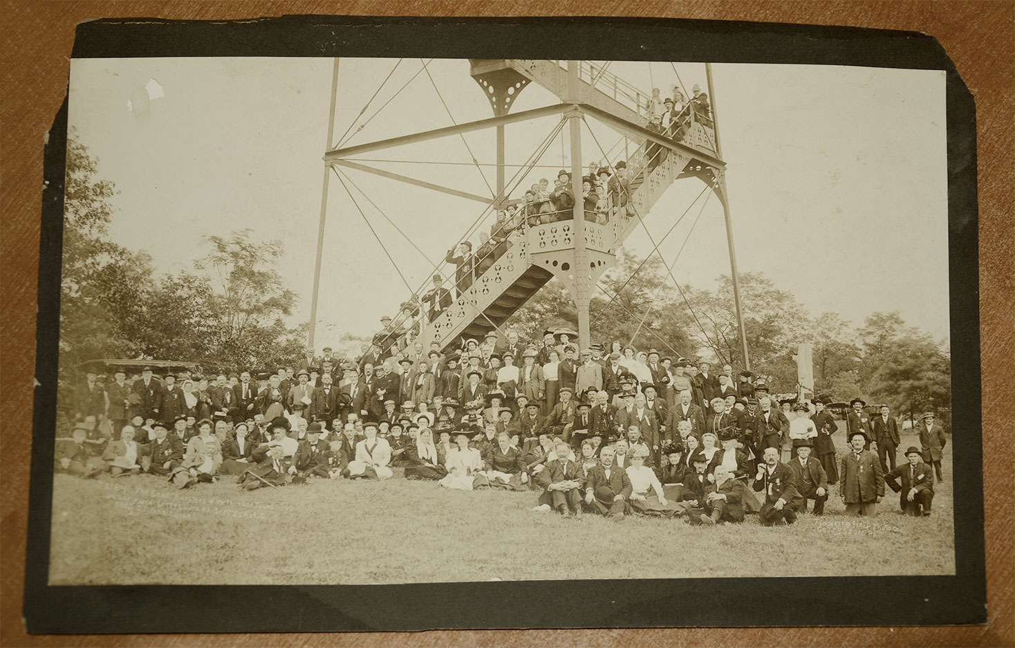 LARGE MOUNTED GETTYSBURG TOUR/REUNION PHOTO – OAK RIDGE TOWER, 1910