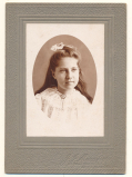 MUMPER PHOTO CARD – YOUNG GIRL PORTRAIT, WEARING JENNIE WADE BROOCH PIN