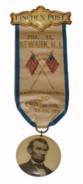 MINT GAR RIBBON BADGE – LINCOLN POST NO. 11, NEWARK – GETTYSBURG, 1895