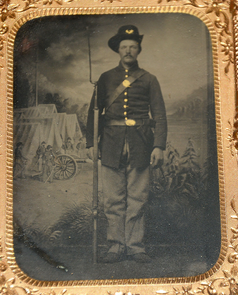 CLEAR CASED QUARTER-PLATE TINTYPE ARMED UNION INFANTRYMAN 