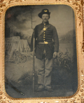 CLEAR CASED QUARTER-PLATE TINTYPE ARMED UNION INFANTRYMAN 