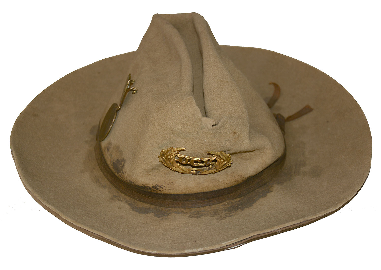 WELL-PRESERVED AND APPOINTED UCV SLOUCH HAT – WITH WREATH AND 1912 MACON, GEORGIA REUNION BADGE