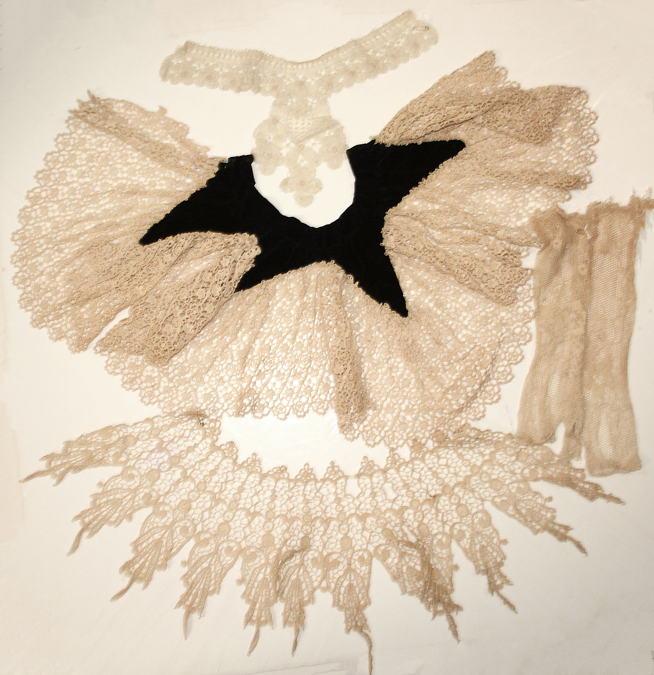 GROUP OF C. 1870-1900 LACE COLLARS AND PAIR OF LACE MITTS