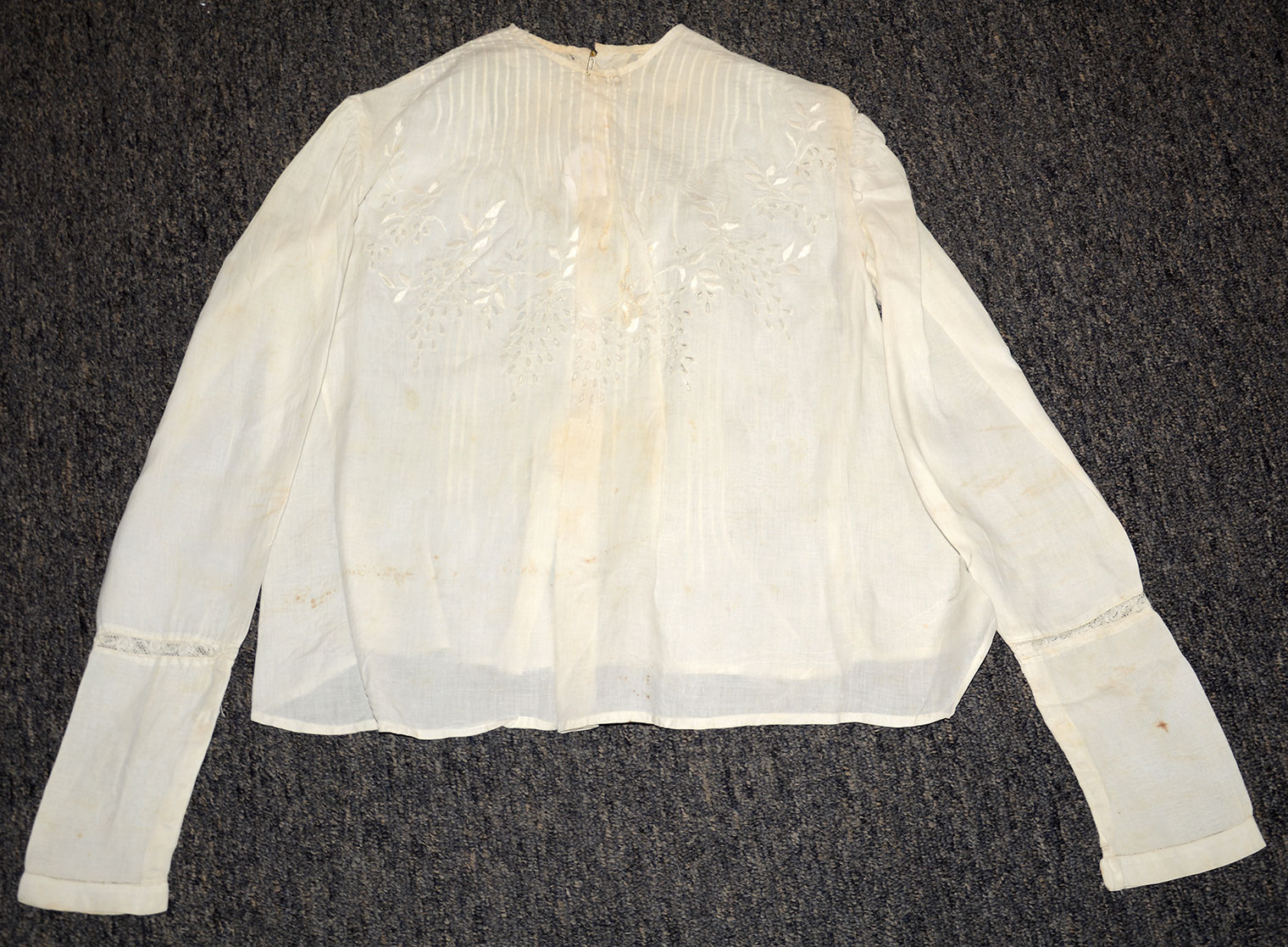 WOMAN’S WHITE WAIST OR BLOUSE