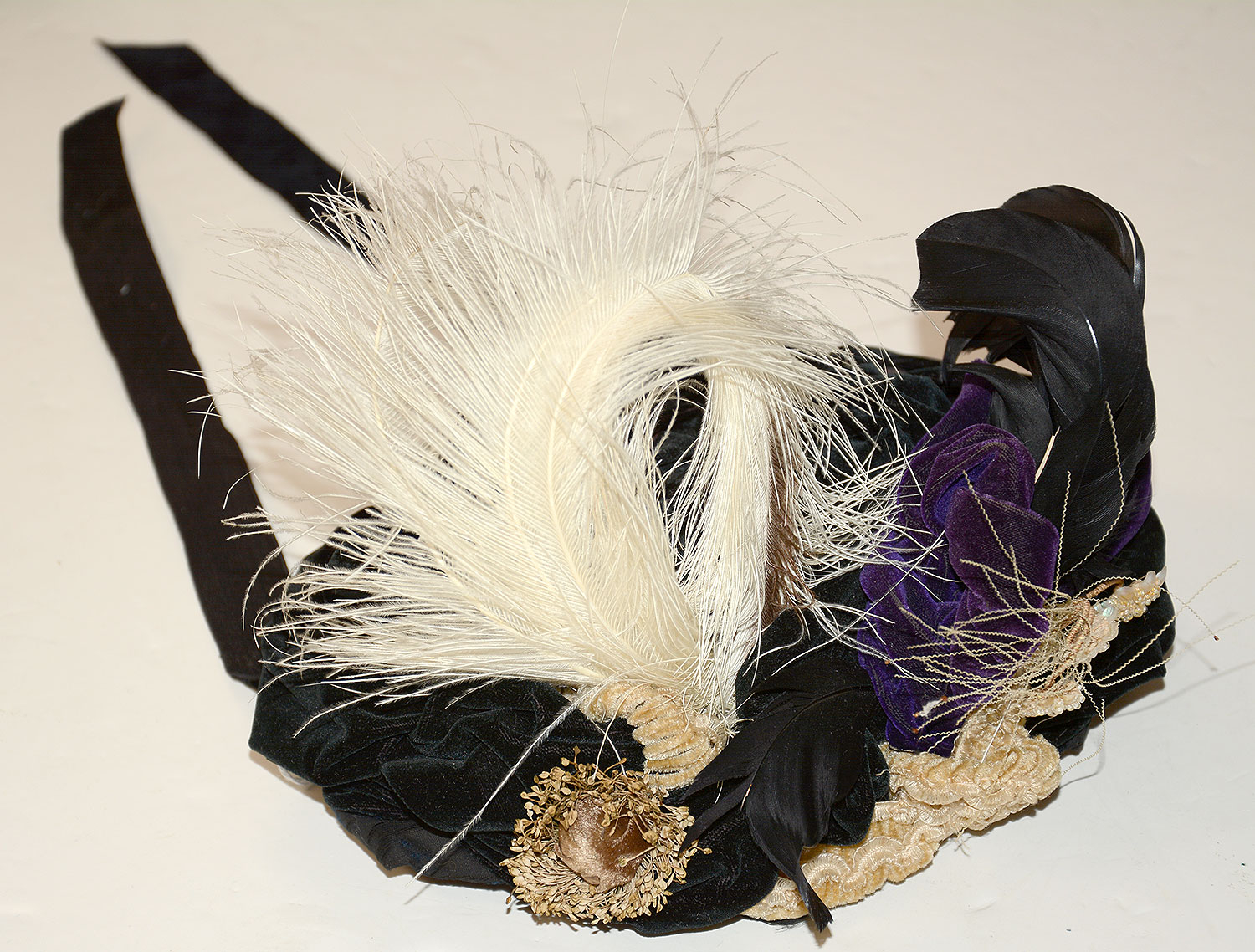 CIRCA 1880 BLACK SILK VELVET BONNET