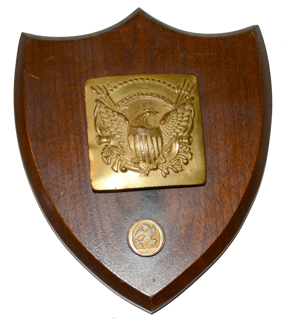 GREAT LOOKING GILT BRASS US MILITIA BELT PLATE AND ARTILLERY BUTTON ON PLAQUE