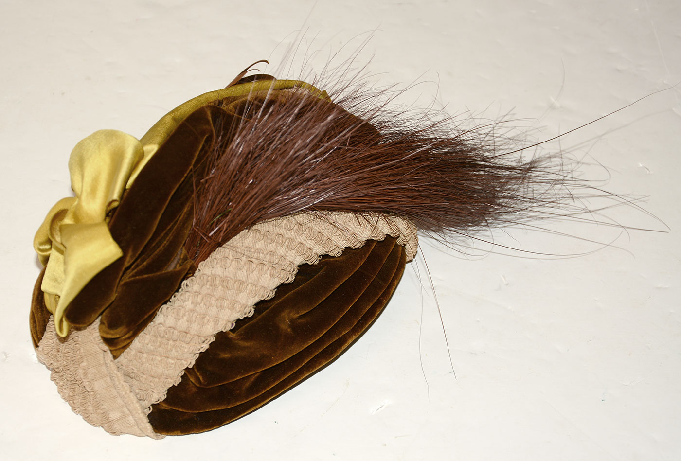 FASHIONABLE C1880 TOQUE OF BROWN SILK VELVET