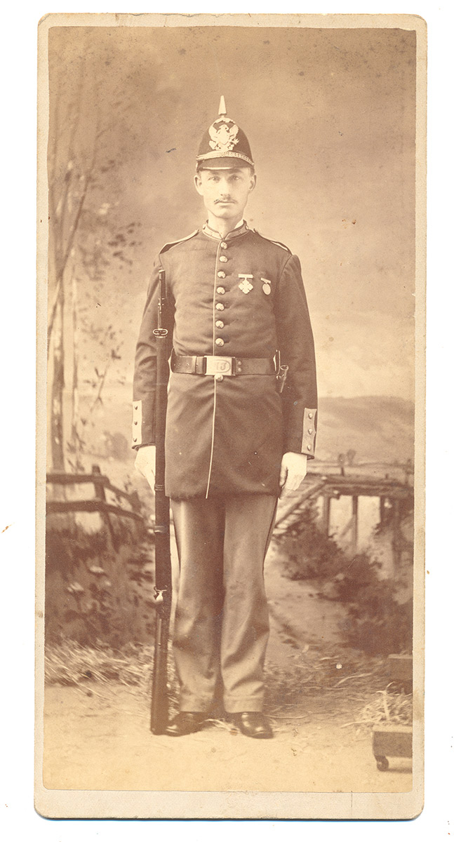 CABINET CARD PHOTO OF NEW JERSEY NATIONAL GUARD SOLDIER IN FULL DRESS, C. 1881-1895