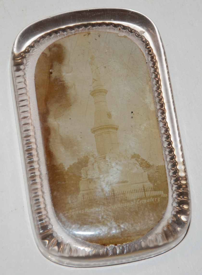 GETTYSBURG SOUVENIR GLASS PAPERWEIGHT WITH PHOTO OF SOLDIER’S MONUMENT IN NATIONAL CEMETERY